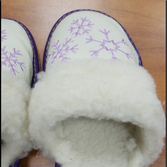 Size 9 Women’s House Slippers - Picture 4 of 8